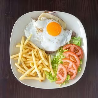 Prego em Prato com Bife de Perú