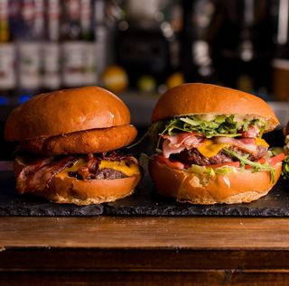 2 бр бургери по избор + 1л. Кока кола 