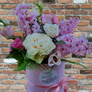 Aranjament de primavara in cutie rotunda