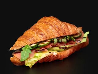 Круасан з лососем (190g)