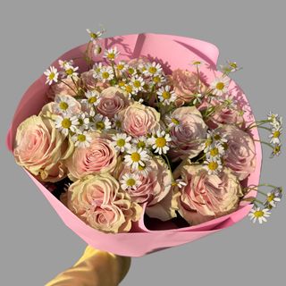 15 różowych róż z rumiankiem 