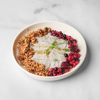 Chia puding sa granolom im šumskim vocem