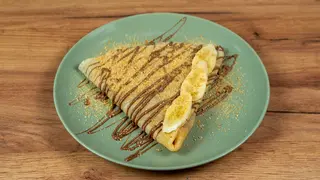 Palačinka sa kremom, plazmom i bananama