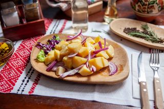 Cartofi oloiați cu ceapă