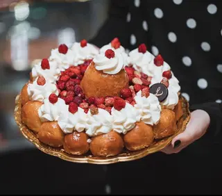 Babà stella crema e fragoline unica misura 22 cm