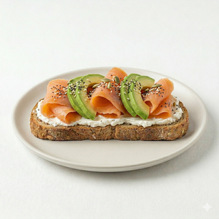 Tostada Integral De Salmón Ahumado Con Aguacate, Queso Crema Y Semilla