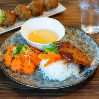 Arroz Partido Vietnamita Con Chuleta De Cerdo A La Parrilla