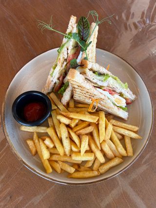 Клаб сендвич  с курицей и фри