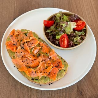 Авокадо тост със сьомга (250 гр)