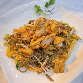 Spaghetti soba con pollo salsa teriyaki