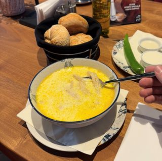 Ciorba de burta + chifla & ardei iute