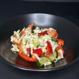 Салат з пекінською капустою та овочами (290 гр)