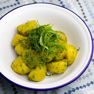 Картопля з кропом та зеленою цибулею