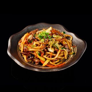 Yaki udon con ternera