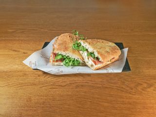 Crudo, squacquerone, rucola - media