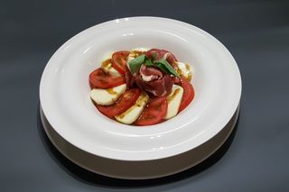 Salata cu capresse si prosciutto