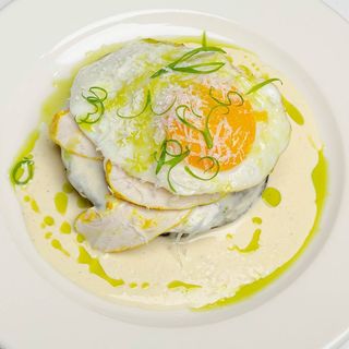 Гречані панкейки з куркою,яйцем та соусом бешамель