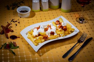 Cartofi cu crenvursti si sos de smantana si usturoi