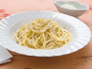 Spaghetti Cacio e Pepe - Servito caldo