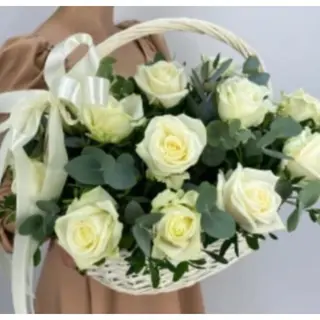 კალათი თეთრი ვარდებით (15ც)