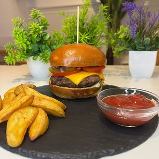 Hamburguesa de ternera con patatas y kétchup