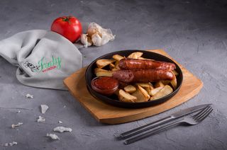 Kobasice sa sirom, krompirićima i pikant umakom