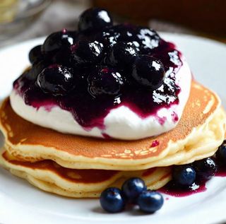 Naleśnik 2 szt. z nadzieniem z jagód leśnych, śmietana