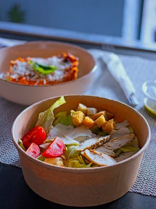 Салата Цезар с домашен класически сос с аншоа и каперси