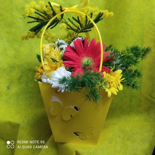 Borsa con mimosa e fiori misti 