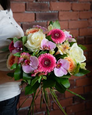 Buchet Vibrant cu Trandafiri si Orhidee