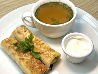 Млинці з м'ясом та бульйоном