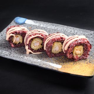 90.Uramaki de arroz negro, tempura de langostino (4 uds.)