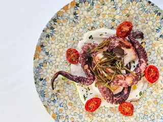 Polpo grigliato servito su crema di pomodorini confit e chips di tapioca (1-4)