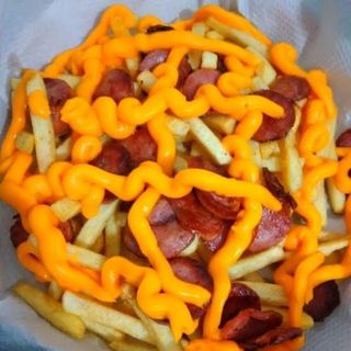 Batata Frita com Queijo Cheddar e Linguiça e Cebolinho