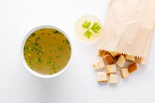 Bulion din carne de pui