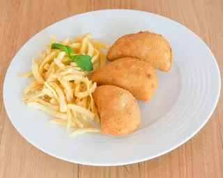 Rissóis de Carne com Batatas Fritas