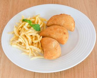 Rissóis de Carne com Batatas Fritas