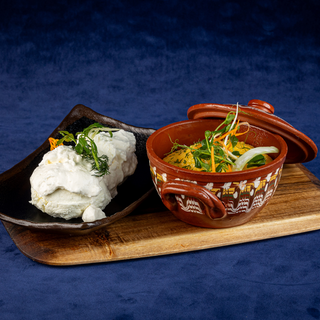 BRANZA CU SMÂNTÂNĂ ȘI MĂMĂLIGUŢĂ