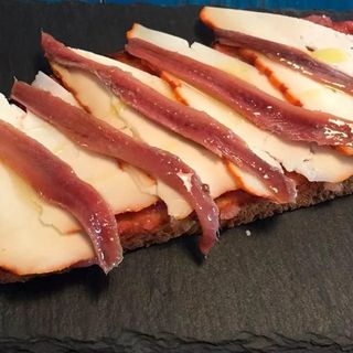 Torrada de queso manchego con anchoas
