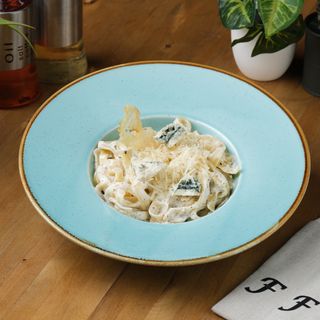 პასტა ტრუფელით და ობიანი ყველით