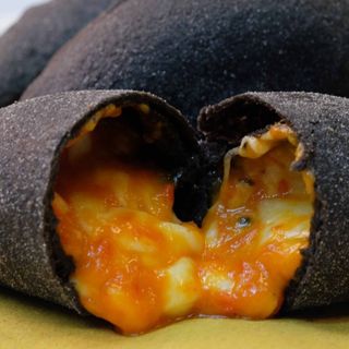 Panzerottini al nero di seppia con tonno, capperi e pomodorini 5pz.