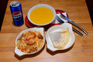 Lunch box tigaie picanta cu orez + supa/ ciorba + desert+Pepsi
