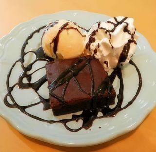 Brownie Con Nata Y Helado (Sin Gluten)