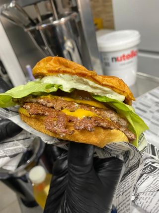 Menu Doble Smash Cheeseburger,  Ensalada , C Papa Frita e Bebida Incluso - 