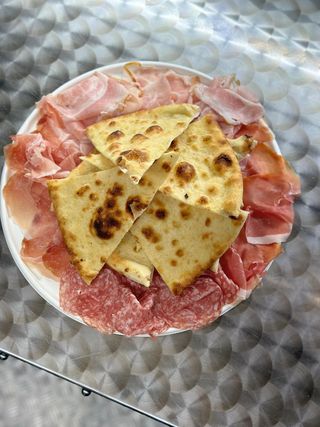 Piatto di affettati con focaccia