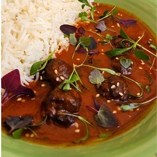 Kofta de ternera en salsa persa