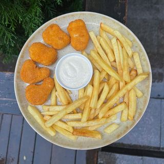 Картопля фрі та курячі нагетси  (260г)