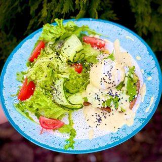 Цільнозерновий тост з авокадо та яйцем пашот