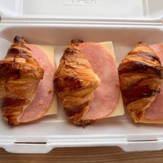 Міні круасани з сиром та салямі 165 гр