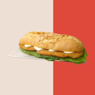 Bocadillo Napolitano con patatas fritas pequeñas